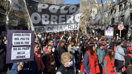 Organizaciones sociales reclamaron en agosto pasado con masivas movilizaciones por el rechazo de estas incompatibilidades y el aumento en los pagos de los planes. Foto: Orlando Pelichotti / Los Andes