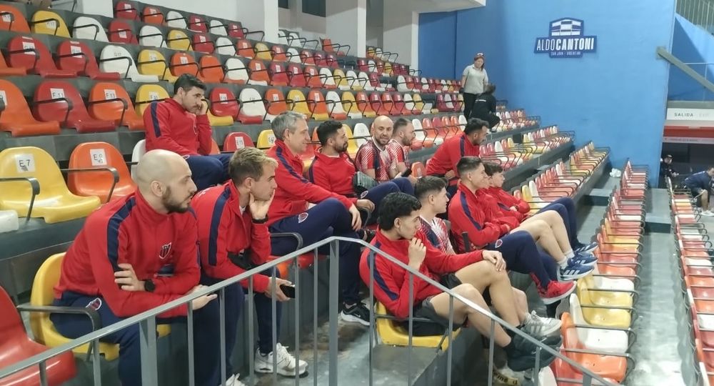 Hockey Patín. Los chicos de Andes Talleres de Mendoza observan atentamente las prácticas&nbsp; en el Aldo Cantoni