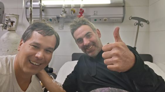 Fernando Reto en el hospital de Uspallata, junto a Samuel Solanilla, su compañero de travesía
