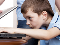 Qué pueden hacer los padres para guiar a sus hijos en el mundo digital.