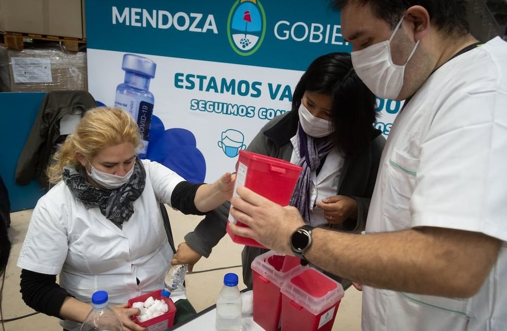 Mariana Vidal y Miguel Ángel Sosa, dos futuros enfermeros que comenzaron a trabajar como voluntarios en la vacunación a principios de año y hoy están son parte de una beca para completar sus prácticas y recibirse de enfermeros. Foto: Ignacio Blanco / Los Andes