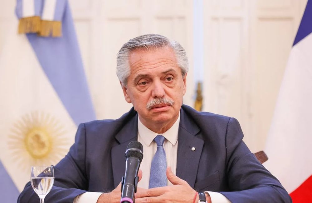 El presidente Alberto Fernández encabezó una conferencia de prensa en París y habló sobre su postura respecto a las PASO.