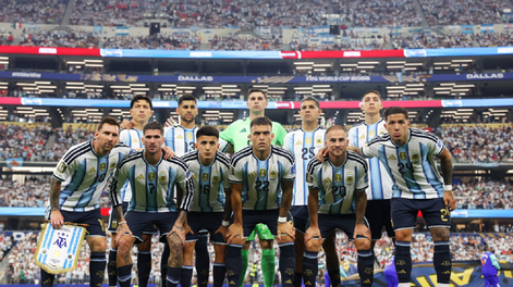 Mundial 2026. El Cuti Romero posando junto a sus compañeros de La Scaloneta antes del inicio del lance entre Argentina y Austria