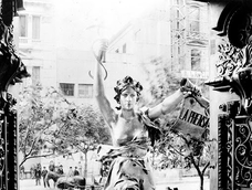 Estatua del diario La Prensa, realizada por el escultor Maurice Bouval, representada por la diosa de la sabiduría, Palas Atenea. Buenos Aires, c.1898.