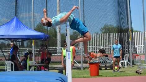 Los Andes | Renzo Cremaschi en salto en alto, en la pista de atletismo de la Villa Deportiva del Parque General San Martín. /Gentileza Raúl Roberto Flores, de la UNCuyo.
