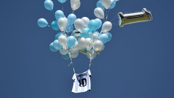 El homenaje a Maradona por parte de la gente de Independiente Rivadavia. / Nicolás Ríos (Los Andes).