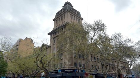 Los Andes | Peatonal Sarmiento y Av. San Martín. A casi un siglo de su inauguración, el Pasaje continúa siendo uno de los edificios emblemáticos de la Ciudad de Mendoza. Foto:  Orlando Pelichotti/ Los Andes