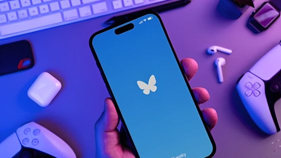Qué es Bluesky, la nueva red social a la que “huyen” los desencantados de X y de Elon Musk