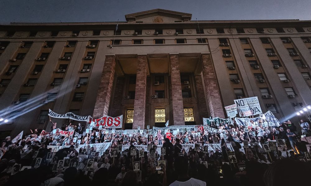 Multitudinaria marcha por las calles del centro de Mendoza a 50 años del golpe militar y que concluyó en la explanada de Casa de Gobierno.