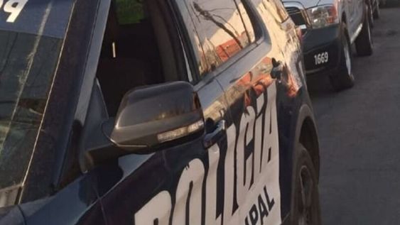 Dos policías fueron detenidos por presuntamente haber violado a una joven de 21 años que circulaba en una motocicleta. Gentileza: TV Azteca Puebla.