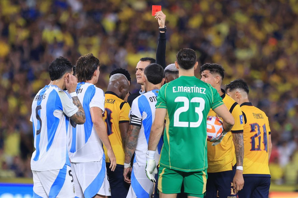 O momento exato em que o colombiano Wilmar Roldán expulsou Otamendi por uma falta aos 30 minutos.