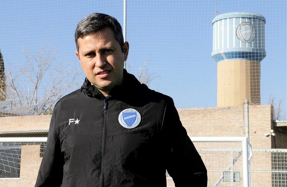 En poco más de un mes de trabajo como DT de Primera, Flores pasó de ser el exayudante de Bielsa a tener un estilo propio. / Prensa Club Godoy Cruz