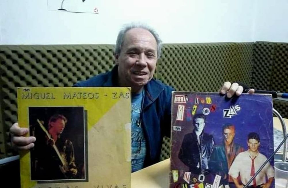 Eduardo Chino Sanz posa con los dos discos de Miguel Mateos/Zas en los que participó como guitarrista. Entre ellos, Rockas vivas, uno de los más exitosos de la historia de la música argentina. | Gentileza