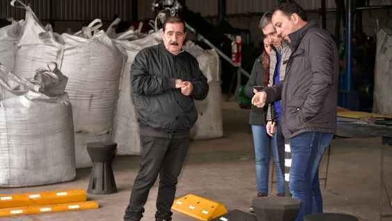 García Zalazar visitó una empresa que recicla neumáticos fuera de uso y puso en valor la economía circular