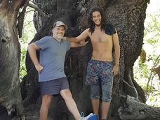 asi vive momo, el hijo de julian weich: viviendas ecologicas y vida en comunidad en cordoba