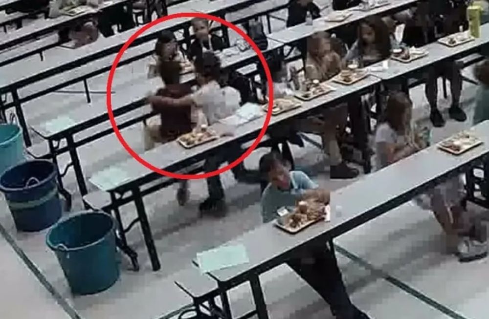 Un niño salvó a su compañero de clase que se estaba ahogando con una uva.