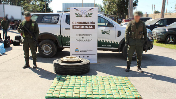 Detuvieron a un hombre en Tucumán que llevaba 32 kilos de hojas de coca ocultos en una rueda de auxilio rumbo a Mendoza.