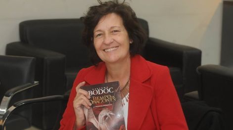 Los Andes | Liliana Bodoc con la primera parte de la trilogía que sus hijos completarían de forma póstuma.