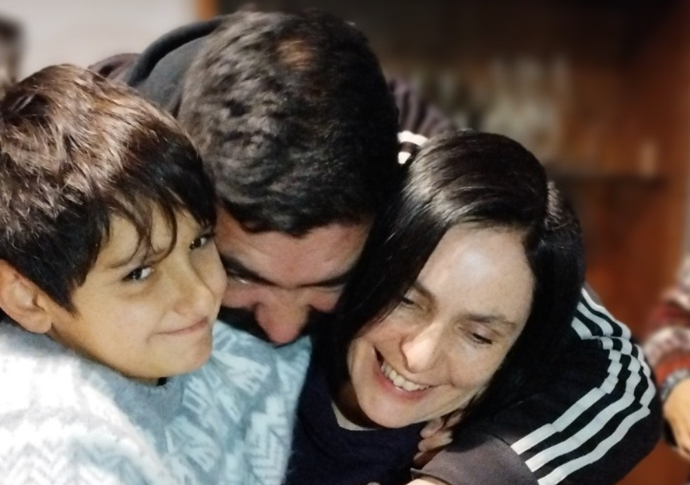 Fausto Morcos (13) y sus padres, José Morcos y Cecilia García. El niño murió atropellado en el Parque el 1 de noviembre.&nbsp;