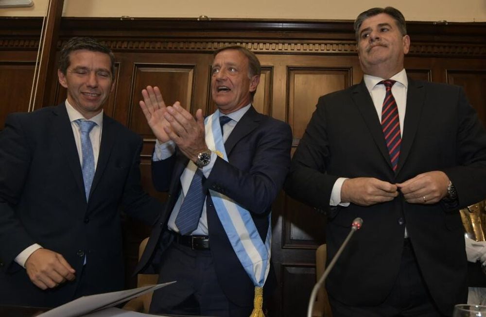 El emotivo homenaje a Marciano Cantero de parte del coro de la Legislatura y el particular gesto de Abed con Suarez. Orlando Pelichotti / Los Andes