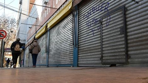 Muchos comercios cerraron en pandemia y no volvieron a levantar sus persianas.Foto: Orlando Pelichotti  / Los Andes