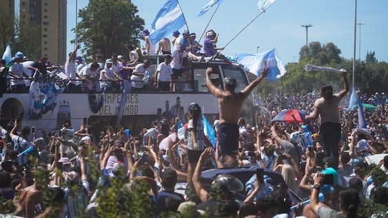 A un vendedor ambulante se le cayó su mercadería en pleno festejo en Buenos Aires y los hinchas lo ayudaron a recuperarla. / Foto: Clarín