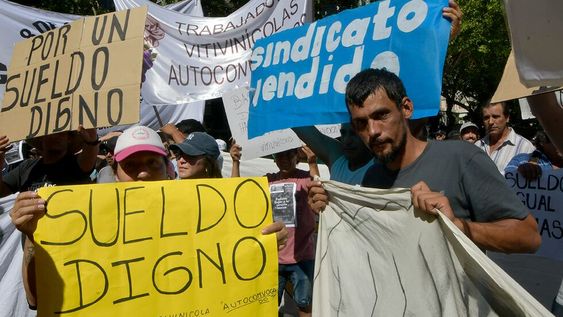 Marcha de los Trabajadores Vitivinícolas Autoconvocados en el Kilómetro de Cero de Mendoza, reclaman mejoras de contratos laborales Foto: Orlando Pelichotti