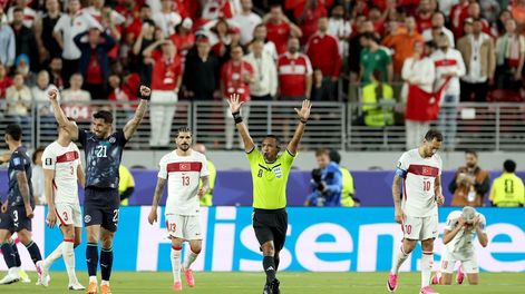El árbitro salvadoreño Iván Barton señala el final del partido en San Francisco y el festejo de los jugadores paraguayos que llegarán a la última fecha con chances de clasificar y la decepción y tristeza de los turcos, que tras la derrota&nbsp; quedaron eliminados.&nbsp;