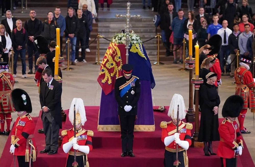 Los nietos de la reina Isabel II proagonizaron una vigilia especial este sábado 17 de septiembre. los ocho custoriaron el féretro de la monarca durante 15 minutos, en silencio (Reuters)