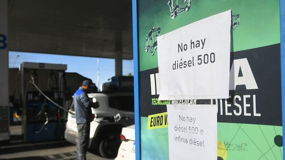 Los operadores de estaciones de servicio piden al gobierno poner fin al congelamiento de precios y ayudar para evitar la escasez de combustibles. Foto: José Gutierrez / Los Andes
