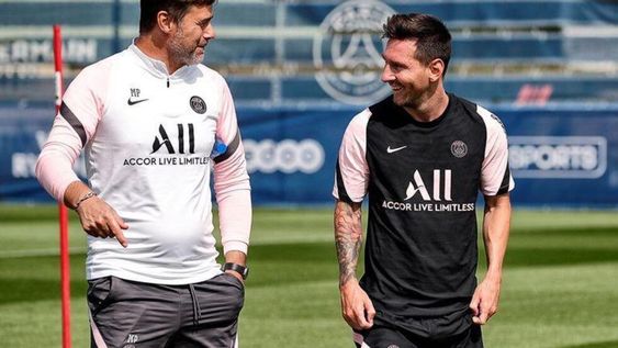 El DT argentino junto a Messi, en el primer entrenamiento del PSG. / Prensa PSG El DT argentino junto a Messi, en el primer entrenamiento del PSG. / Prensa PSG