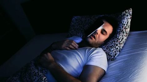 Expertos advierten que las tendencias virales del sueño podrían no causar daños inmediatos, pero es recomendable consultar a un médico si se padecen problemas para dormir.