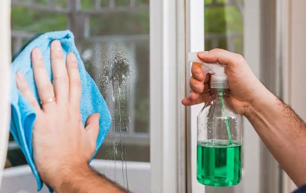 Es una alternativa económica para el mantenimiento habitual de ventanas, puertas de vidrio y mamparas de baño.