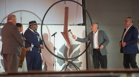 Como marca la tradición, el Gobernador Alfredo Cornejo realizó los tres golpes de reja