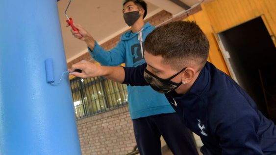 Emanuel y Agustín, dos egresados que salieron de la escuela José Vicente Zapata el año pasado y estuvieron poniendo a punto el establecimiento esta mañana, para la vuelta a clases. Foto: Orlando Pelichotti / Los Andes