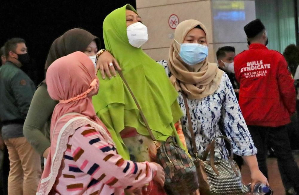Familiares de los pasajeros esperan noticias en el en el Aeropuerto Internacional Soepadio en Pontianak, Kalimantan Occidental, Indonesia. AP