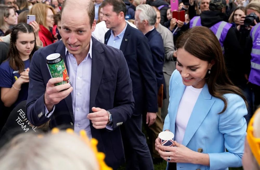 El príncipe William sostiene una lata de Organic Coronation Ale, con la princesa Kate, durante un paseo en Long Walk, cerca del castillo de Windsor. Gentileza: TN.