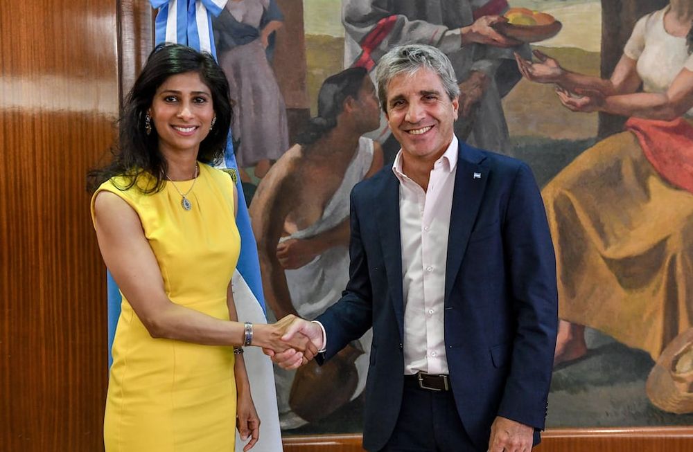 Luis Caputo, ministro de Economía y Gita Gopinath, vicedirectora gerente del FMI.