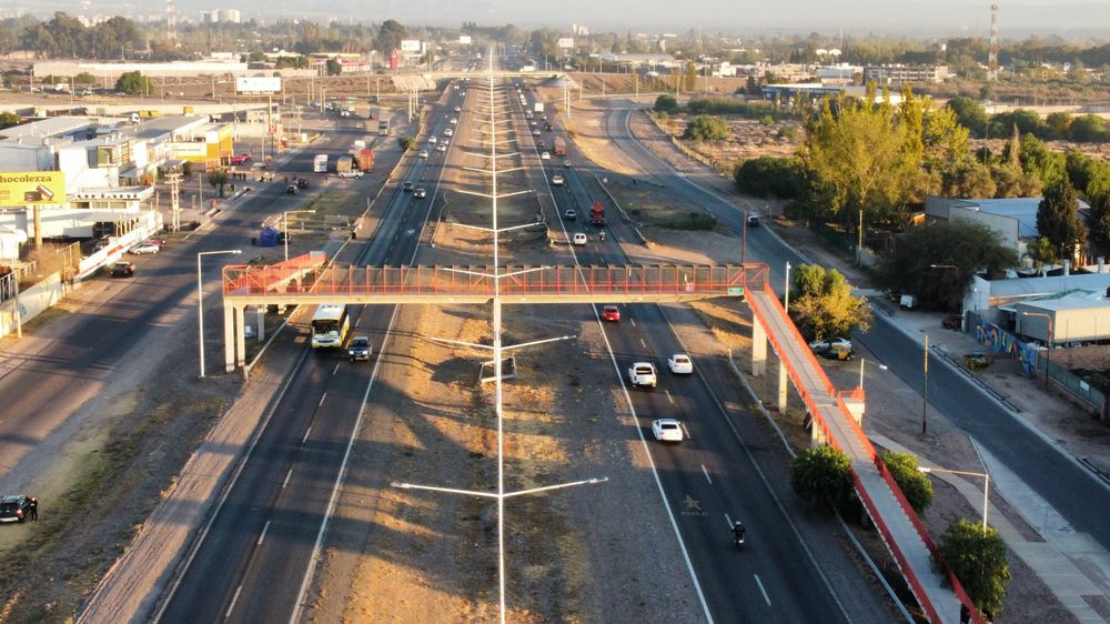 Pasarela peatonal inhabilitada en el Acceso Este. Siguen los problemas para cruzar peatonalmente en el Acceso Este (y también Sur). No hay muchas pasarelas peatonales, la gente cruza por la ruta y en las últimas semana hubo varios accidentes.