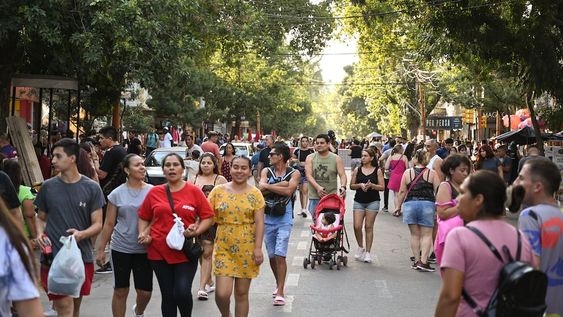 La tarde de compras en calle General Paz tuvo una amplia convocatoria