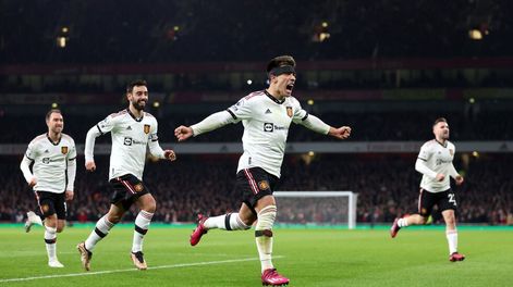 Lisandro festejando su gol junto a sus compañeros. (Prensa Manchester United)