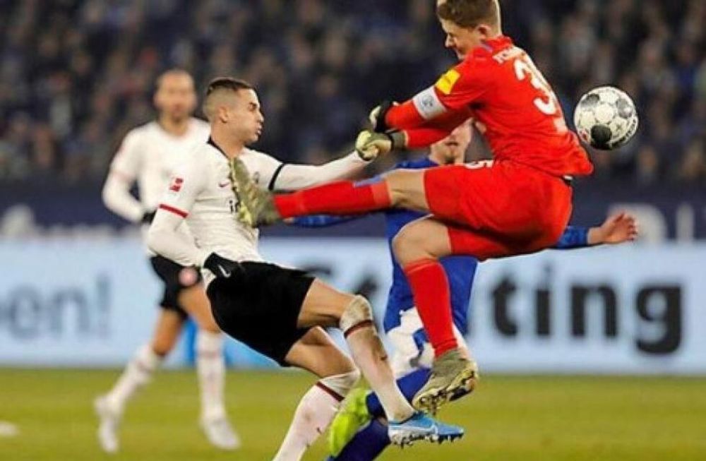 La brutal patada del arquero de Shalke a un jugador del Frankfurt