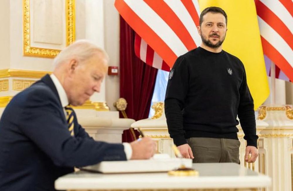Joe Biden y Volodimir Zelenski, presidentes de Estados Unidos y Ucrania respectivamente, durante la visita de Biden a Kiev este lunes 20 de febrero.