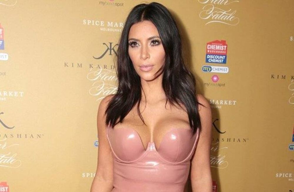 Kim Kardashian no sonríe nunca porque...