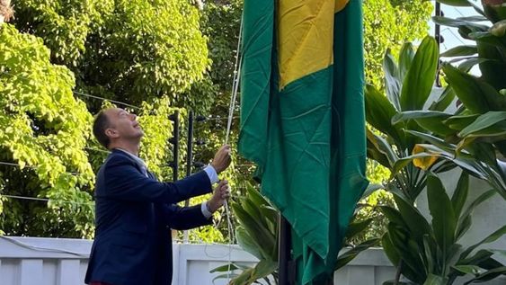 Ya fue izada la bandera de Brasil en la residencia de la embajada de Argentina en Caracas.