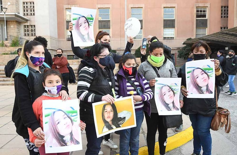 Mendoza 08 Julio 2021Juicio femicidio Florencia RomanoEn Tribunales Provinciales se realizó el juicio abreviado a Pablo Arancibia por el femicidio de Florencia RomanoFamiliares y amigos, esperan a los padres de Florencia en TribunalesFoto :José Gutierrez / Los Andes