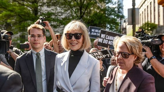 La escritora Elizabeth Carroll en la previa de la sentencia al exmandatario Donald Trump, a quien acusó de abuso sexual.
