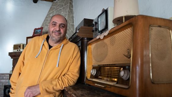 Daniel Di Giuseppe es coleccionista de radios antiguas y tiene mas 70, muchas están en funcionamiento y él mismo las repara con repuestos originales que consigue. Foto: Ignacio Blanco / Los Andes