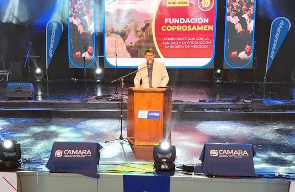 El presidente de la Cámara de Comercio, Industria, Agricultura y Ganadería de General Alvear, Ramiro Labay, en su discurso en el almuerzo oficial de la 43° edición de la Fiesta Nacional de la Ganadería de Zonas Áridas. Foto: Gentileza