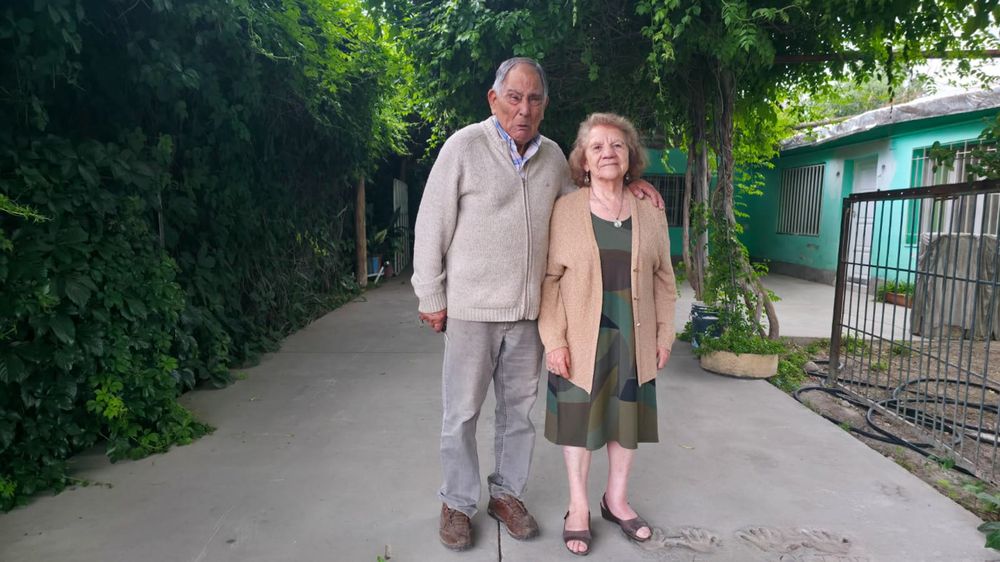 Víctor Méndez y Nidia Arriagada, matrimonio con 53 años juntos, en el patio de su casa donde funciona el taller donde fabrican y pintan los juguetes.”